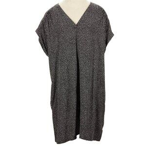 Easy to wear polka dot shift dress.